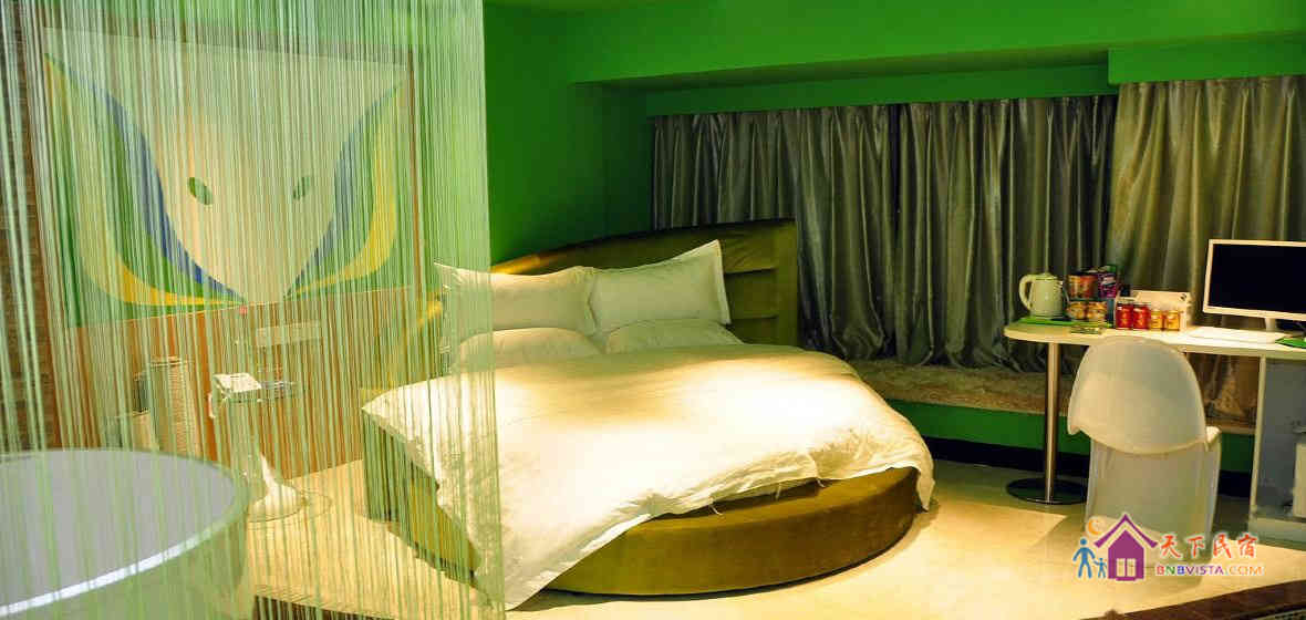 风情情侣圆床房