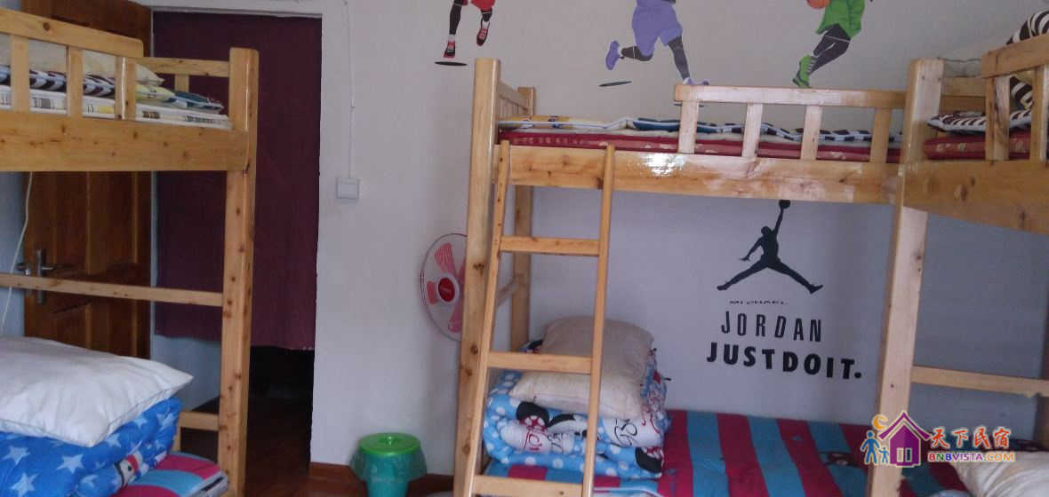 男生八人床位间