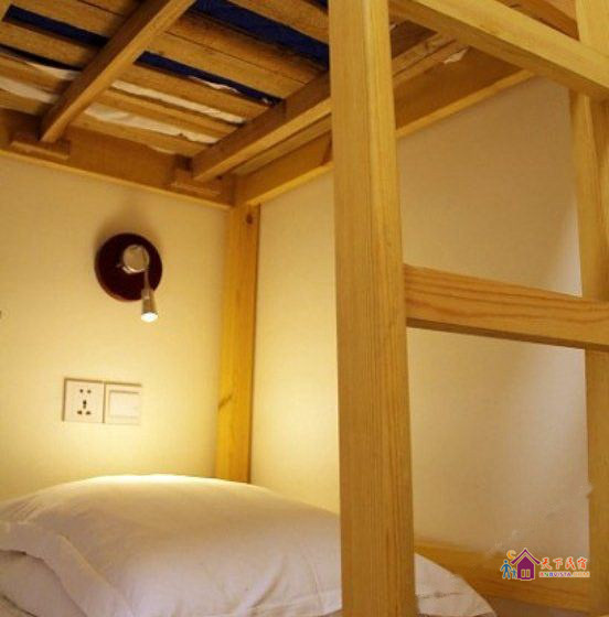 男生四人间床位