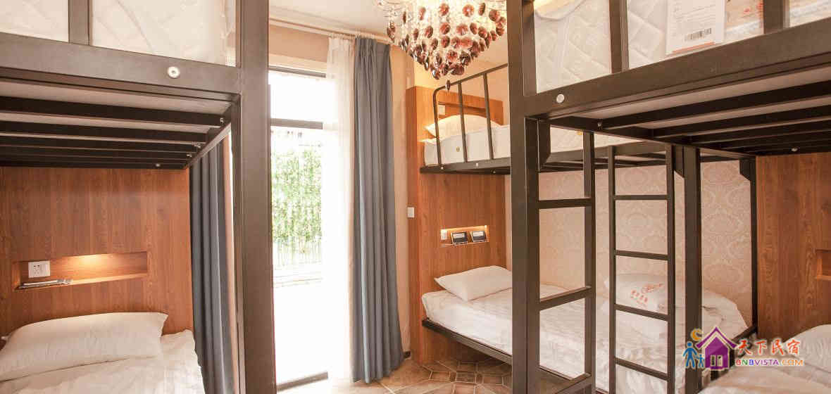 男生六人床位间