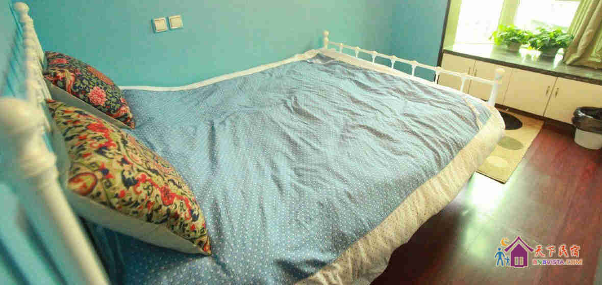 蓝色飘窗大床房