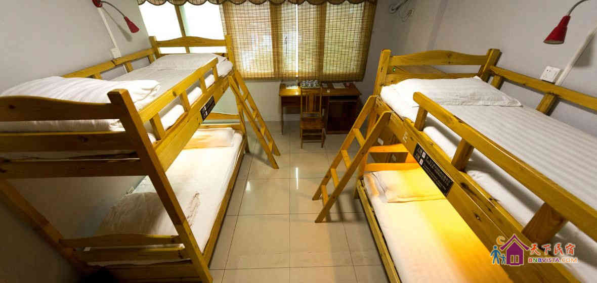 男生四人床位间