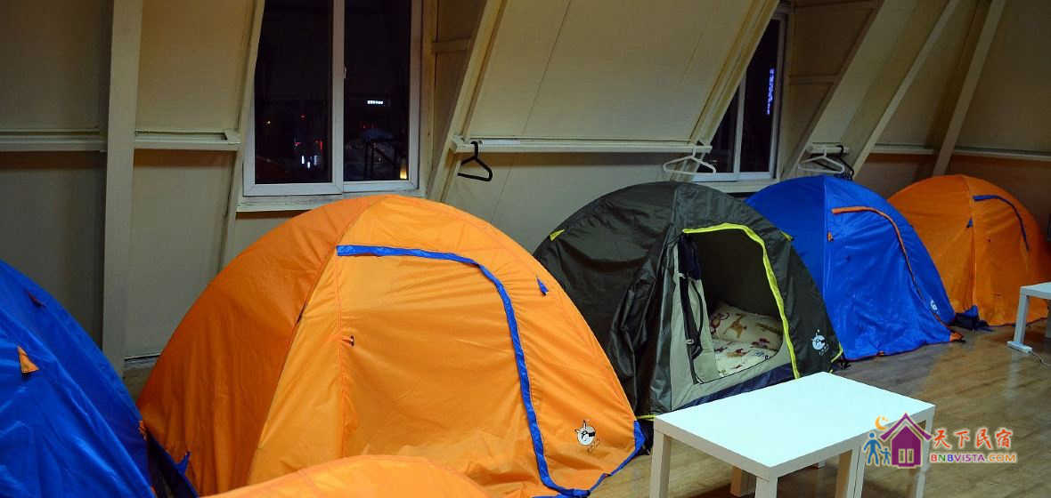 阁楼夜景帐篷房