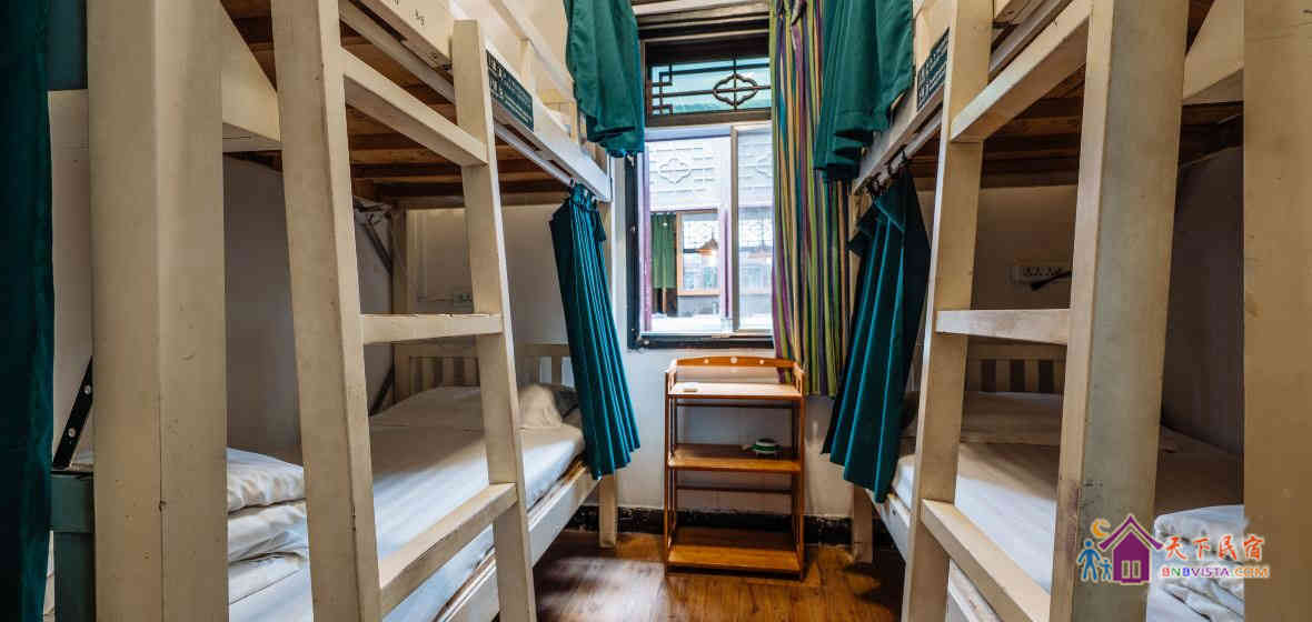 混住四人床位间