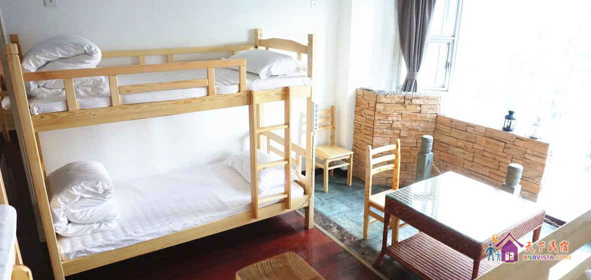 汉子八人夜景床位房