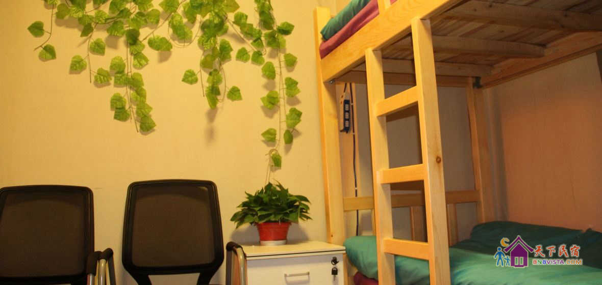 女生六人床位间