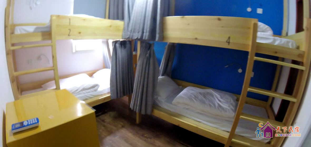 独立卫浴女生四人床位间