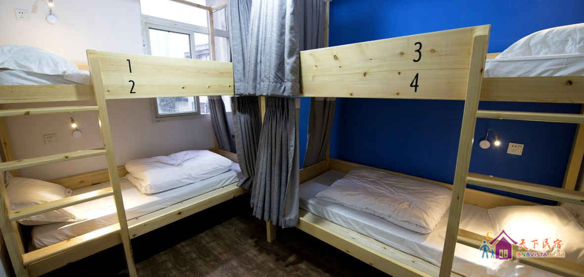 独立卫浴男生四人床位间