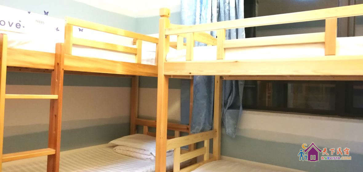 男生六人床位间