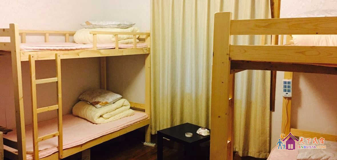 女生四人床位间大床间(公用卫浴）