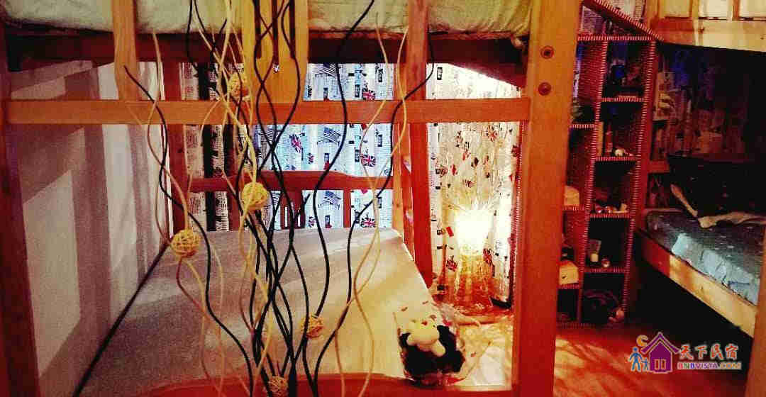 美女八人间床位间