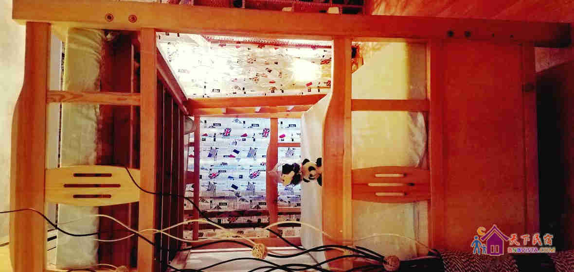 男生八人床位间