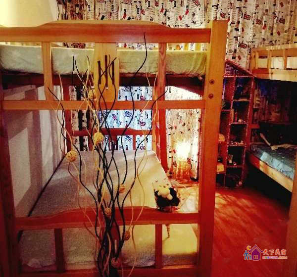 男生六人床位间