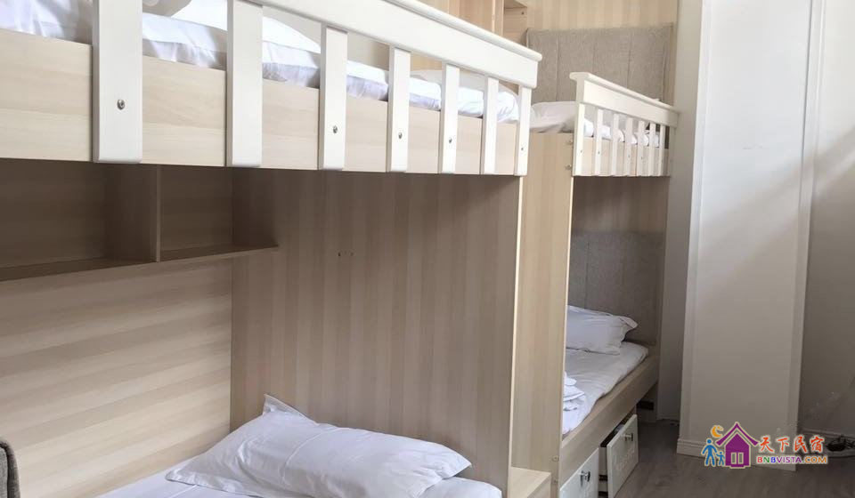 欢乐男生八人床位房