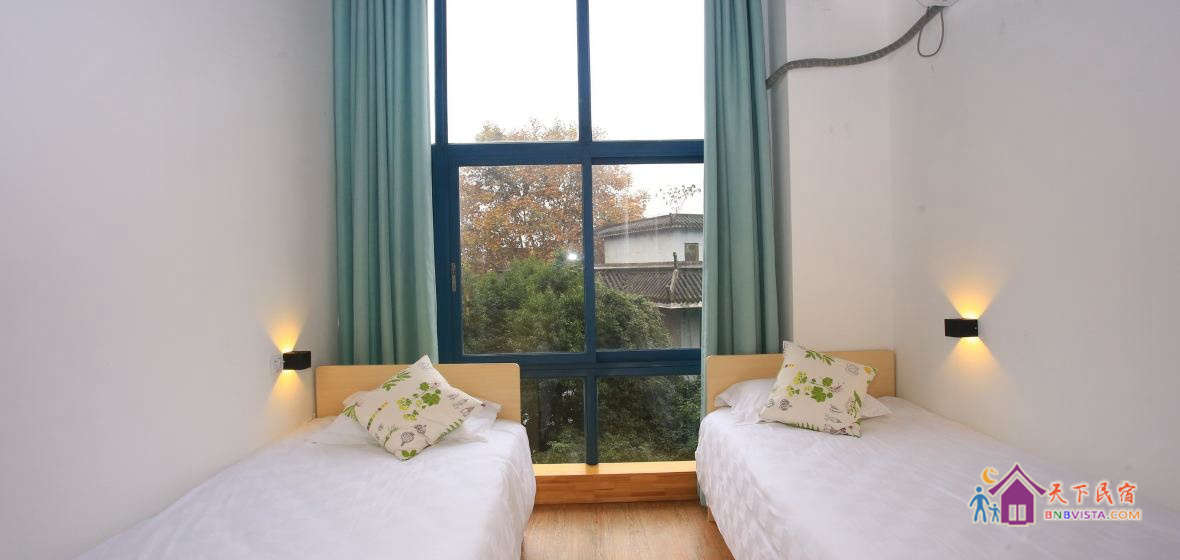 女生阳光景观三人床位房