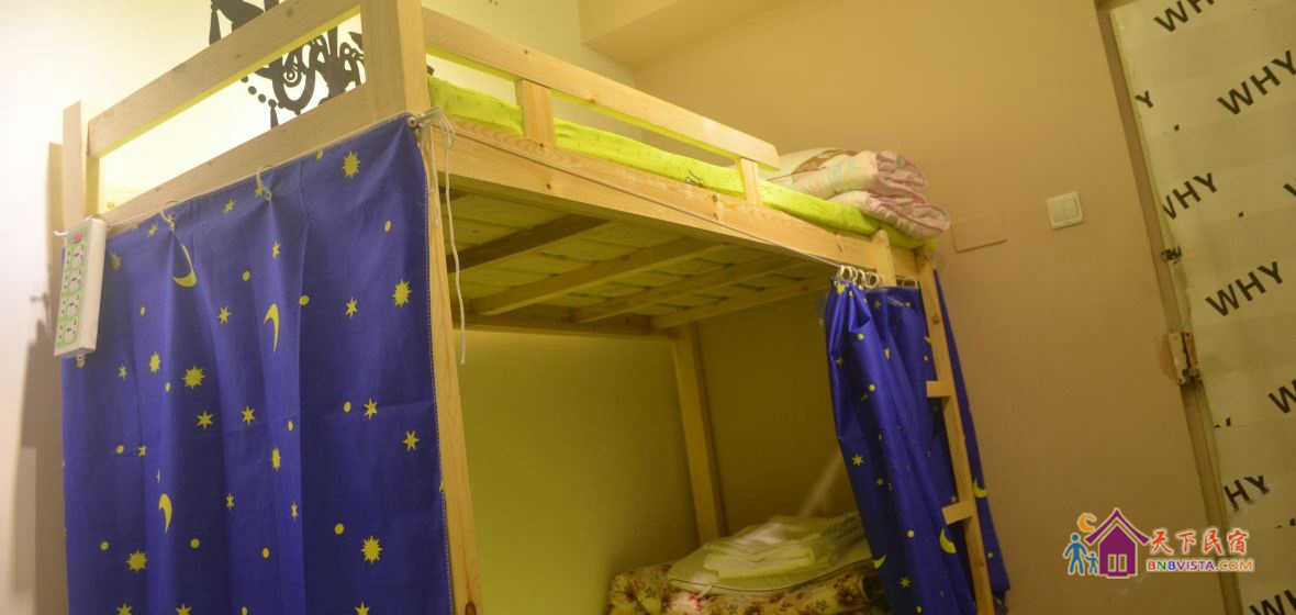 女生夜景四人床位房