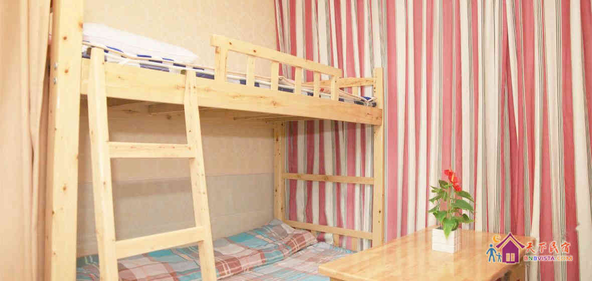 优雅男生四人床位间