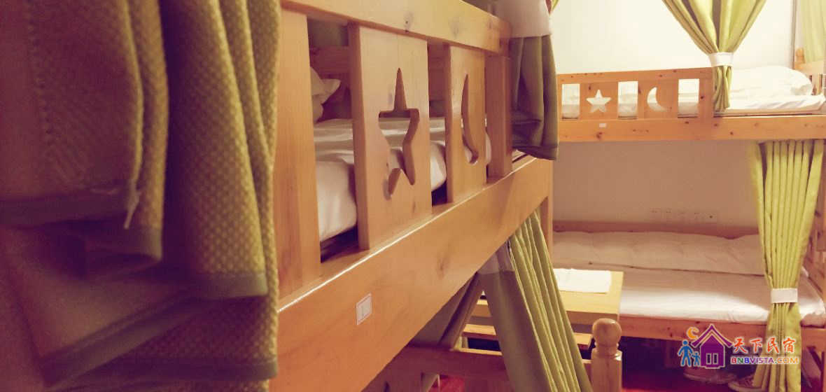 女生六人床位间