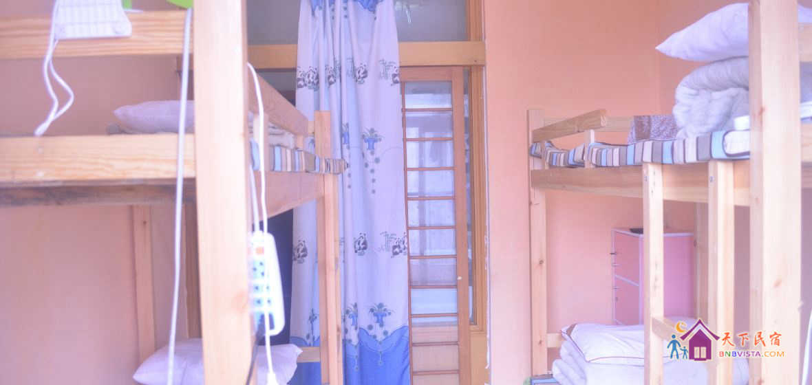 男生夜景四人间床位房