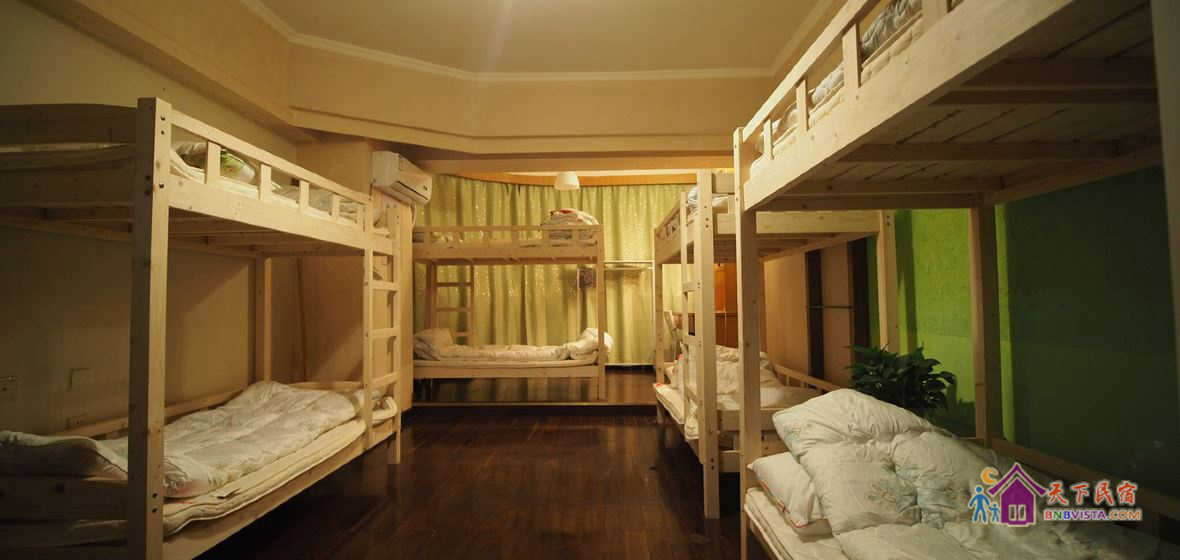 粉色记忆河景八人房(床位)