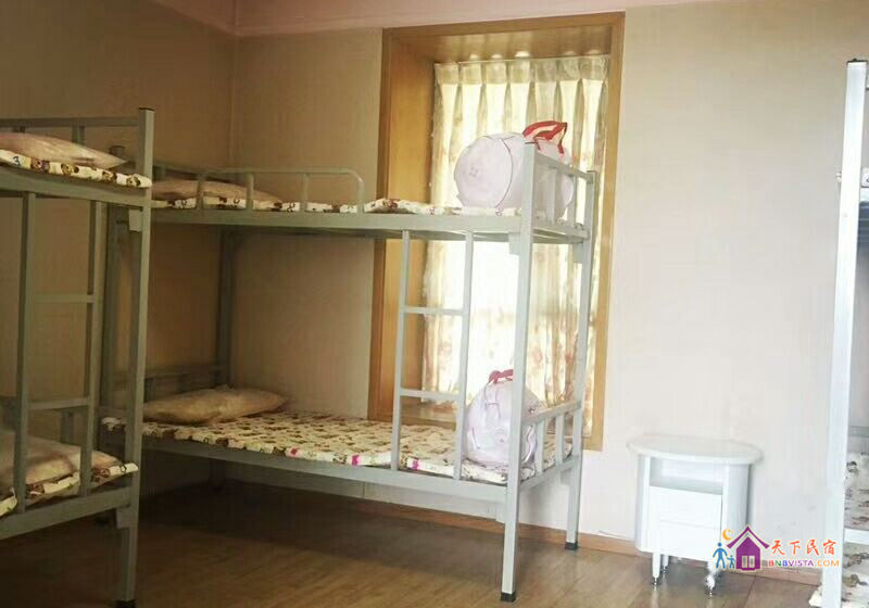 男生八人间床位房