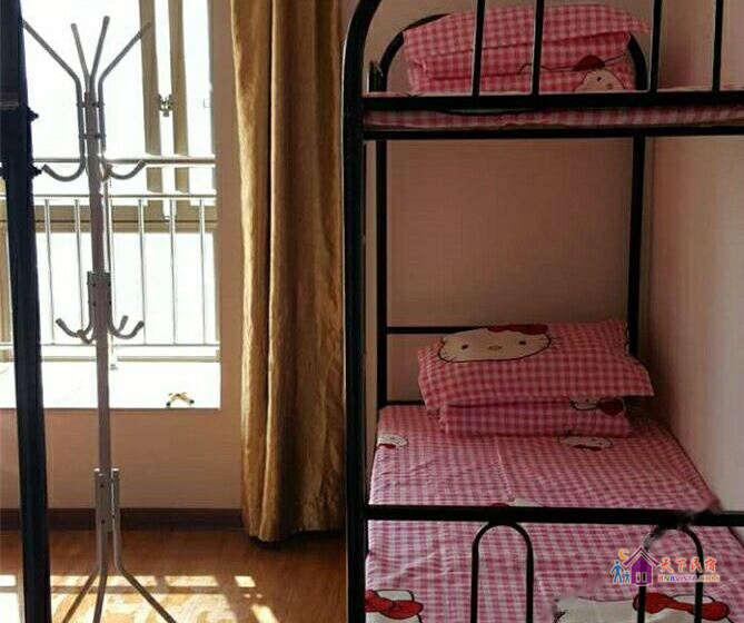 男生四人间床位房