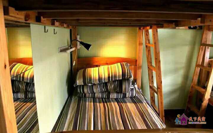 女生六人床位间