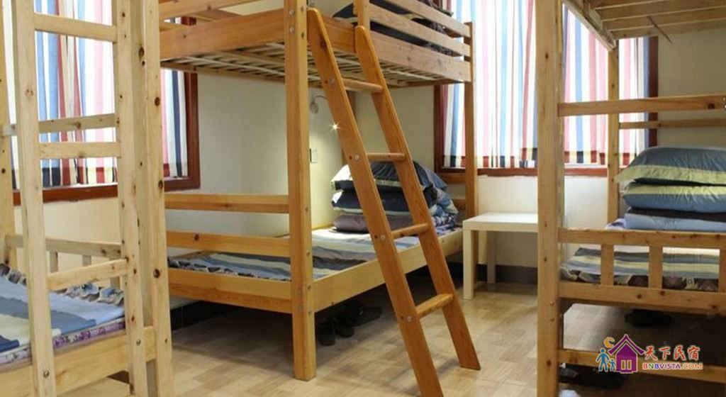 空调男生八人床位房