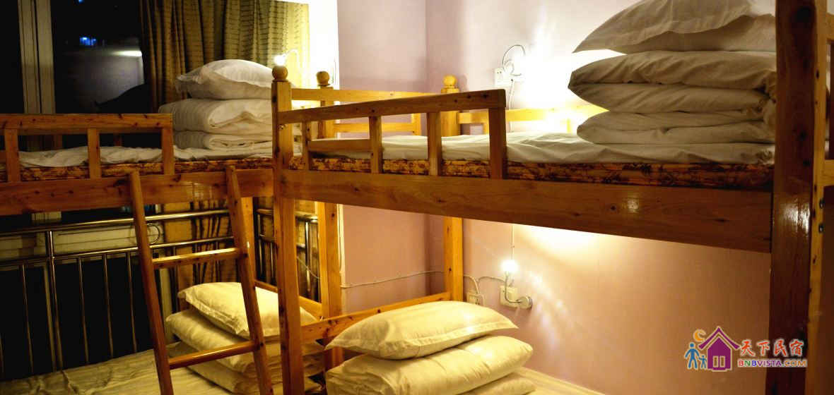 男生四人床位间