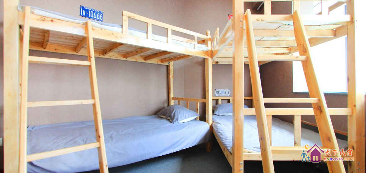 观景男生八人房