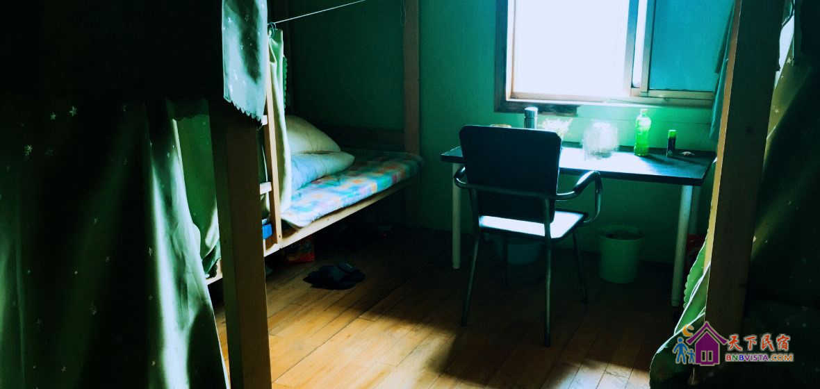 温馨男生六人床位房