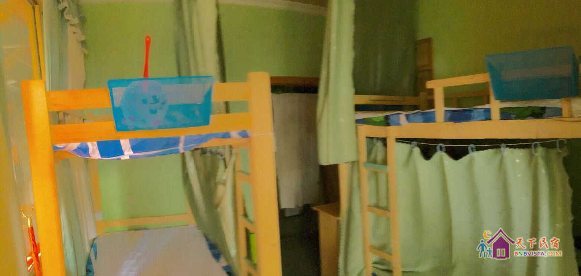 温馨女生六人床位房