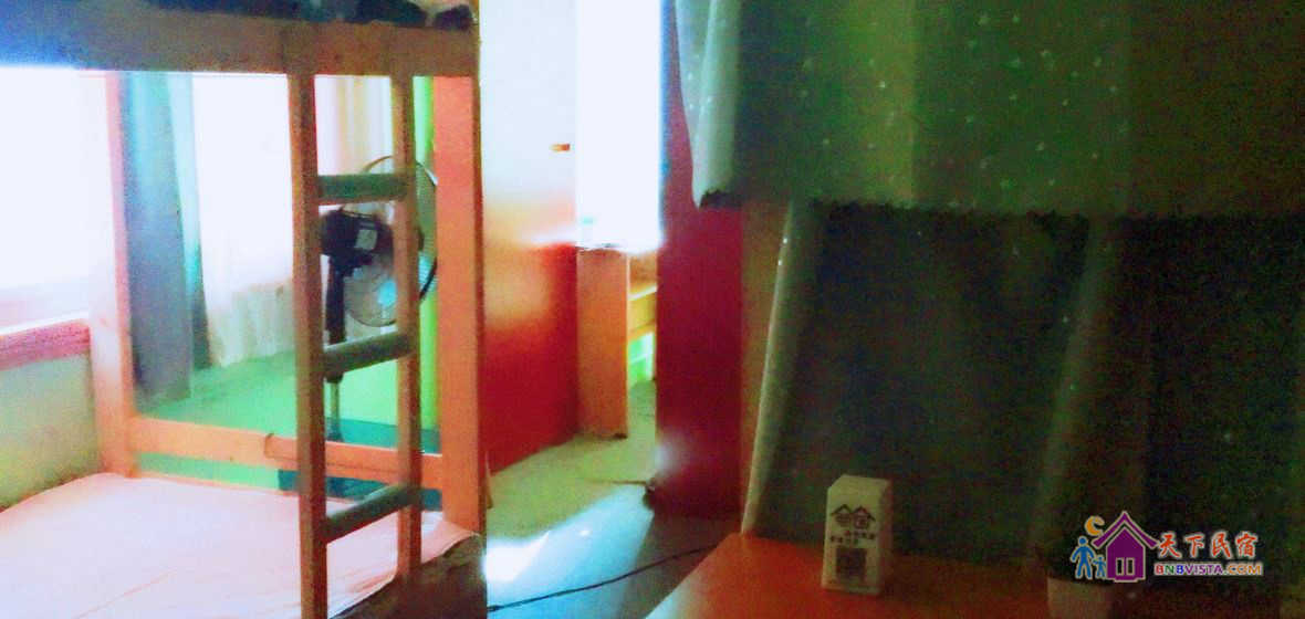 温馨女生4人床位房