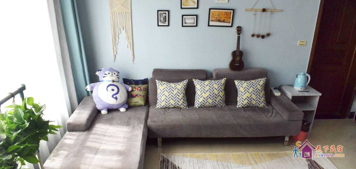 整洁明亮客厅沙发床