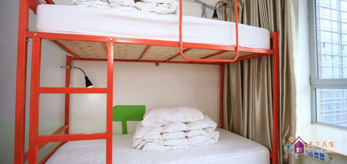 男生景观四人床位间