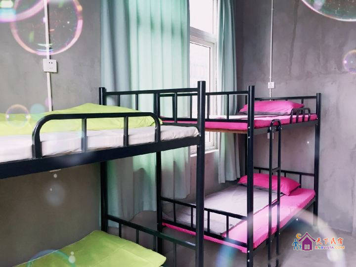 无敌江景露台女神八人间(床位)