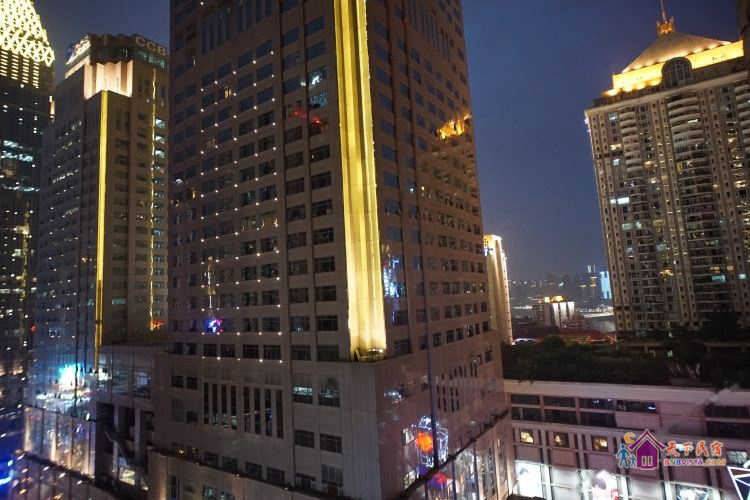 北欧格调极致灰典雅舒适大床房