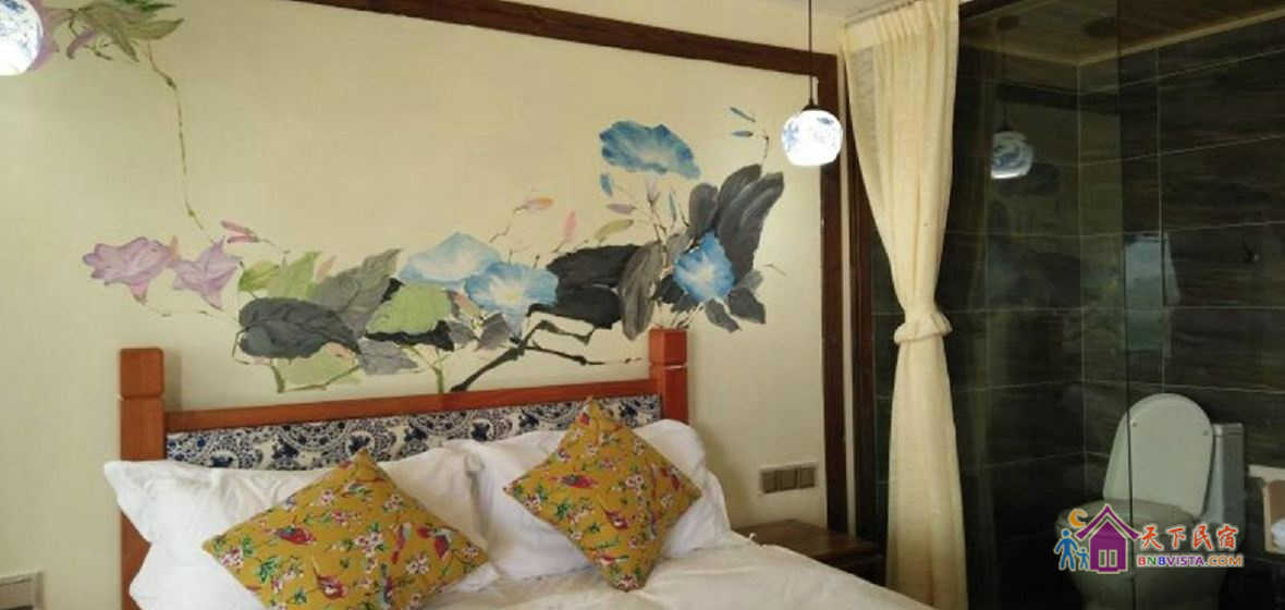 画栋朝飞江景房