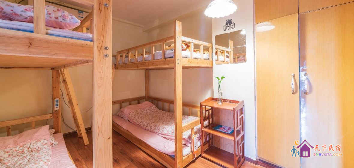 温馨女生四人床位间