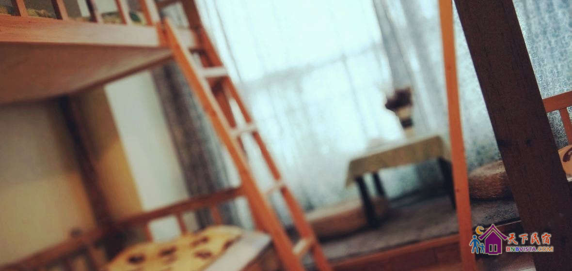 180度机场全景男生四人床位房