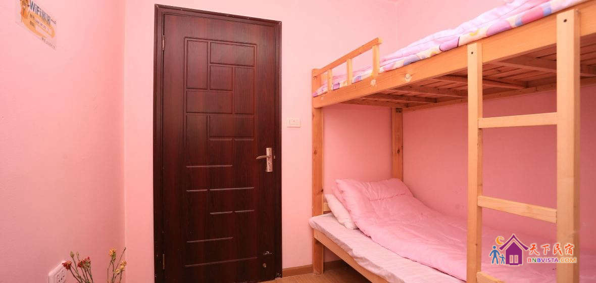 女生4人床位间