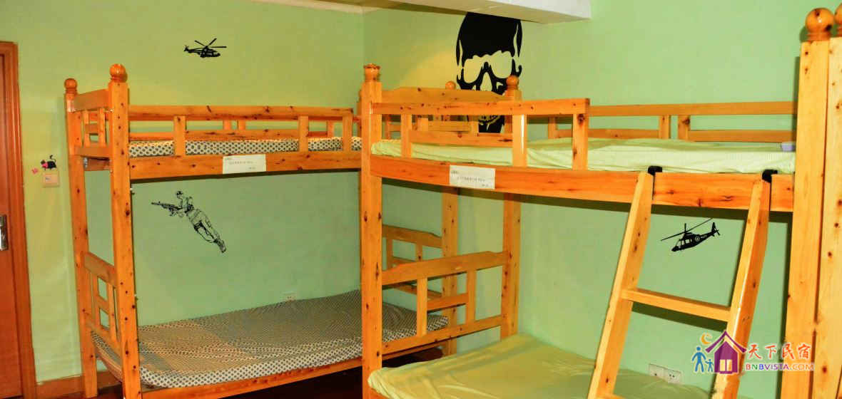 女生八人床位间