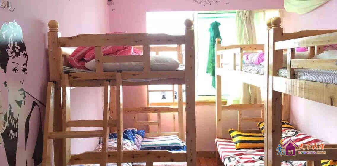 男生六人床位间