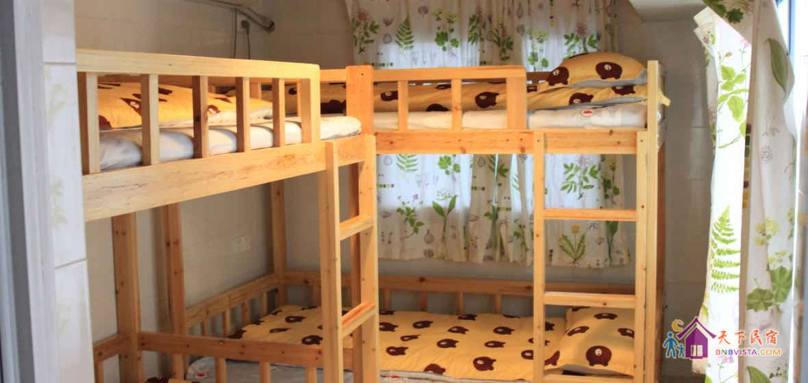 女生六人床位间