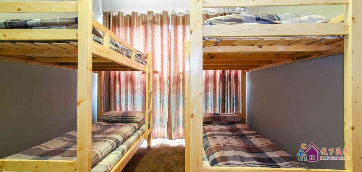 男生四人间床位房