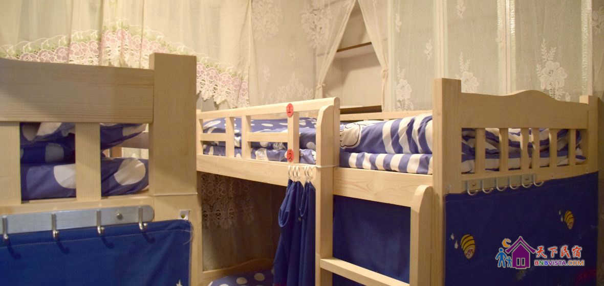 女生四人床位间