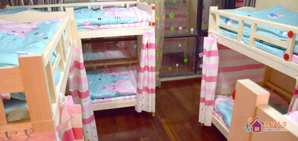 女生独卫八人床位间