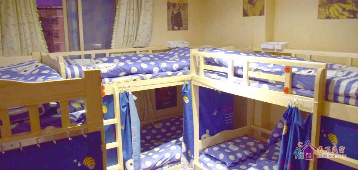 男生六人床位间