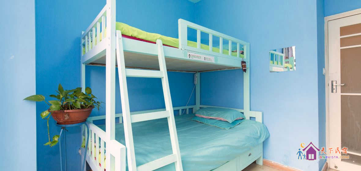 落地飘窗上下铺温馨三人间