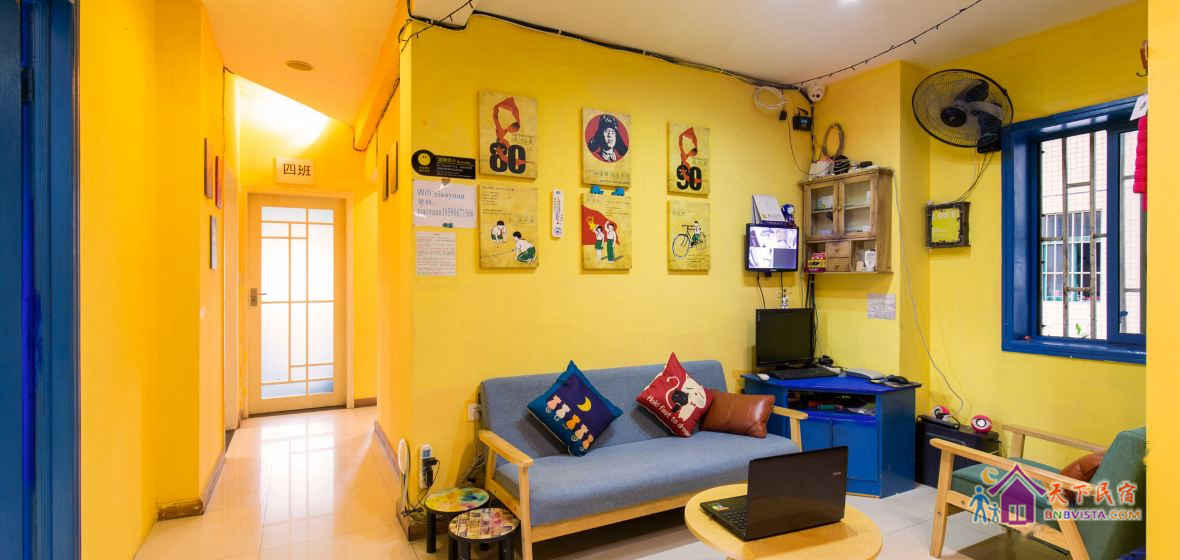 背包客客厅沙发客单人床